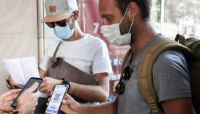 Una enfermera argentina detenida en España por venta de pasaportes sanitarios y PCR truchos