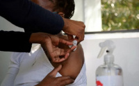 Sudáfrica levantó las cuarentenas y autorizó las vacunas de refuerzo contra el coronavirus 