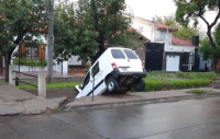 Alcoholizado perdió el control de su camioneta y terminó en un zanjón