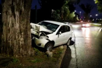 Cuatro jóvenes fueron hospitalizados tras chocar contra un árbol en Caucete