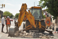 Rawson comenzó con la reparación del adoquinado de Calle Boulevard Sarmiento