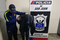 Intentó robarle una mochila a una menor de edad y los vecinos lo molieron a golpes, quedó detenido