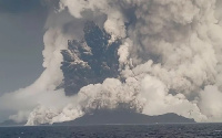 La erupción de un volcán submarino provocó un tsunami en las costas de Tonga
