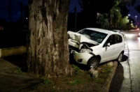 Perdió el control de su auto e impactó contra un árbol
