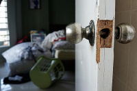 Ladrones atacaron dos casas en Pocito: hicieron un boquete en una pared para ingresar