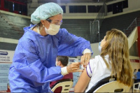 COVID-19: quiénes recibirán una cuarta dosis de la vacuna en Argentina