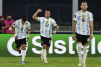 La Selección Argentina derrotó a Colombia y sigue a paso firme