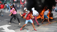 Fuertes incidentes en el Congreso: Piedrazos, fuego y una bomba molotov