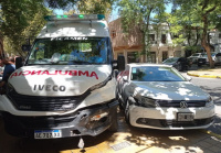 Fuerte colisión entre un auto y una ambulancia en pleno centro sanjuanino 