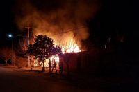Grave incendio en Chimbas: se prendió fuego una pensión donde habitan 15 personas