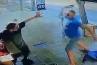 Video: A botellazos y piñas agredió a un almacenero por exigirle el barbijo 