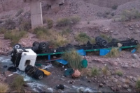 Camionero mendocino volvía de Chile, volcó, cayó al río y murió