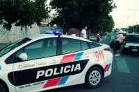 Se tiraron de un auto en movimiento mientras los perseguía la policía