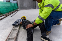 Un hombre cayó de 3 metros de altura en una obra en construcción y está grave