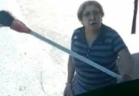 Una mujer le dio escobazos a un colectivo de la Red Tulum y se volvió viral