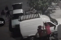 Robo piraña en Chimbas: un grupo de jóvenes desvalijaron dos autos