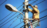 Un hombre sufrió una fuerte descarga eléctrica mientras arreglaba cables de alta tensión 