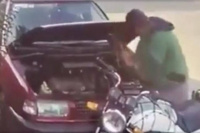 Detienen a un hombre por robar la batería de un auto