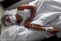 Una adolescente de 15 años fue hospitalizada, tras recibir un piedrazo en su cara