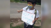 Santiago, el nene de Chaco que hace dedo para que lo “alcancen” a la escuela
