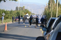 Caminaba junto a su moto que se pinchó y fue arrollado por un auto: murió al instante