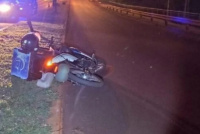 Esta madrugada: Mujer cayó de su moto y terminó hospitalizada