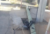 Un camión tiró un poste y cables de alta tensión quedaron en una vereda de Rawson