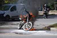 Un joven se cayó de la moto y se le prendió fuego