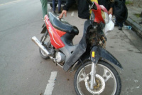 Trinidad: mujer se cayó de la moto, terminó fracturada e internada