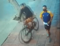 Dos ladrones robaron una bici de un consorcio de Capital 