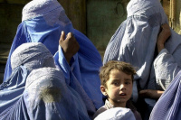 Las afganas reviven una pesadilla tras la imposición del velo integral por los talibanes
