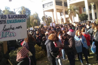 En fotos, así se vive la masiva concentración docente en la puerta del Cívico