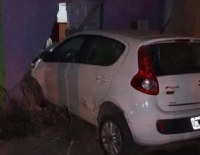 Tras chocar, un auto atravesó la pared de una casa en Rawson 