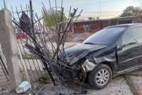 Conductora alcoholizada chocó contra las rejas de una casa