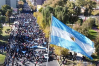 Vigilia de los docentes frente al Centro Cívico mientras se dan las negociaciones