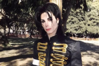 Violento ataque al imitador de Michael Jackson tras confundirlo con Felipe Petinatto: 