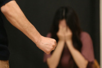 Una mujer busca que su pareja salga de la cárcel: él esta acusado de abusarla y golpearla brutalmente