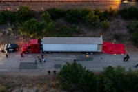 Hallan a 46 migrantes muertos en un camión abandonado en Texas