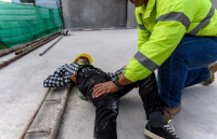 Un hombre sufrió una dura caída en una obra en construcción: tuvo fractura y cortes