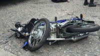 Una moto chocó contra la parte de atrás de un colectivo: el conductor tuvo que ser hospitalizado