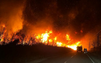 Feroz incendio en Zonda: siete dotaciones de bomberos luchan por apagar el fuego