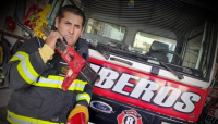 Bombero lucha por su vida, tras sufrir un grave accidente en medio de los incendios