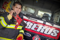 Bombero lucha por su vida, tras sufrir un grave accidente en medio de los incendios