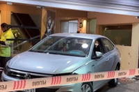 Un auto se incrustó en un teatro de Mendoza y al menos 23 personas resultaron heridas