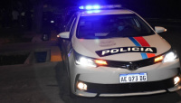 Brutal asalto en Albardón: dos motochorros abordaron a una mujer y la golpearon para robarle