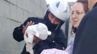 ¡Héroe total!: Un policía le salvó la vida a una bebé que se estaba ahogando