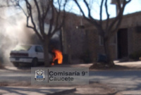 Un auto se incendió en Caucete: el motor quedó calcinado