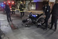 Un motociclista chocó contra un colectivo y debió ser hospitalizado