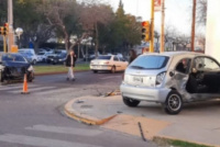 Fuerte choque entre dos autos en una transitada esquina de Capital