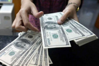 El dólar blue bajó en el comienzo de la semana: en cuánto quedó